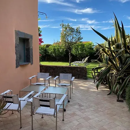Villa Egea, Elegante Eoliana Dell'800 Immersa In Un Curato Giardino Malfa (Salina)