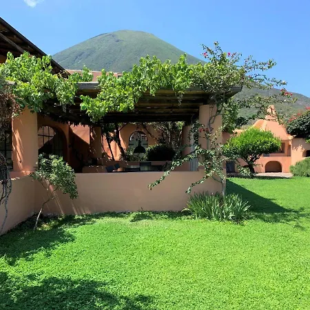 Villa Egea, Elegante Eoliana Dell'800 Immersa In Un Curato Giardino