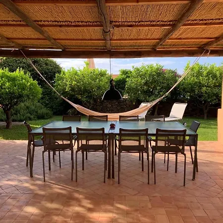 Egea, Elegante Eoliana Dell'800 Immersa In Un Curato Giardino * Malfa (Salina)