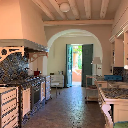 Villa Egea, Elegante Eoliana Dell'800 Immersa In Un Curato Giardino Malfa (Salina)