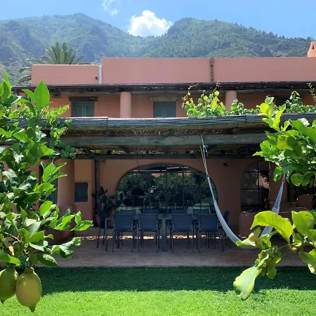 Villa Egea, Elegante Eoliana Dell'800 Immersa In Un Curato Giardino *