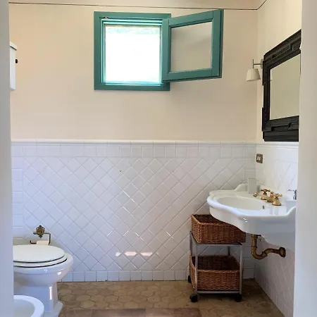 Villa Egea, Elegante Eoliana Dell'800 Immersa In Un Curato Giardino Malfa (Salina)